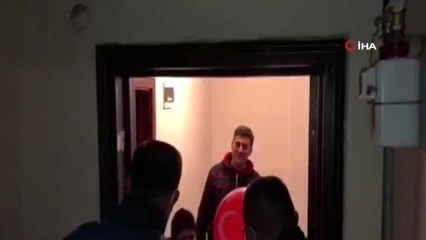 Minik Hamza Türk bayrağı istedi, polisler evine getirdi