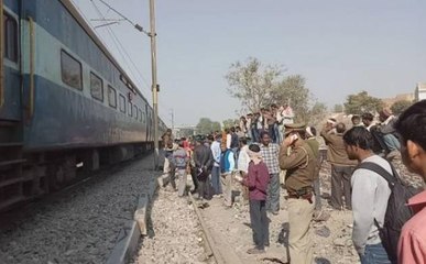 उत्तर प्रदेश : हापुड़ में ट्रेन से कटकर छह युवकों की मौत