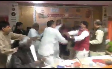 उत्तर प्रदेश : योगी के मंत्री के सामने बीजेपी सांसद ने अपनी ही पार्टी के विधायक को मारे जूते
