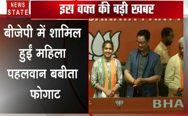 महिला पहलवान बबीता फोगाट अपने पिता के साथ BJP में हुईं शामिल