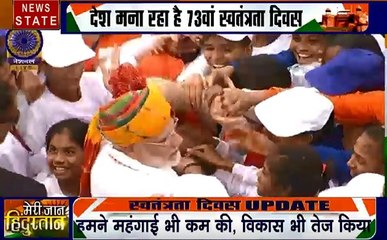 PM MOdi Independence Day: भाषण खत्म करते ही बच्चों के बीच पहुंचे पीएम मोदी