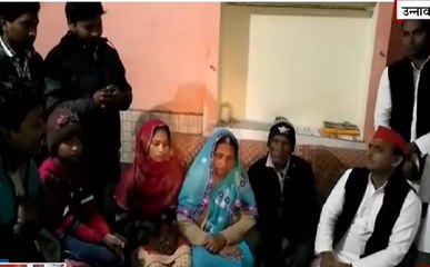 शहीद अजीत कुमार के घर पहुंचे पूर्व सीएम अखिलेश यादव, निशाने पर केंद्र और यूपी सरकार