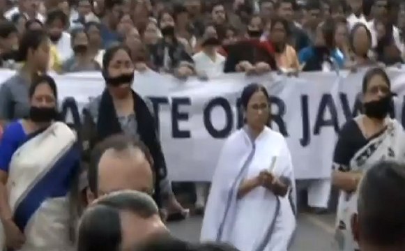 कोलकाता में दीदी का कैंडल मार्च, जवानों के समर्थन में ममता बनर्जी