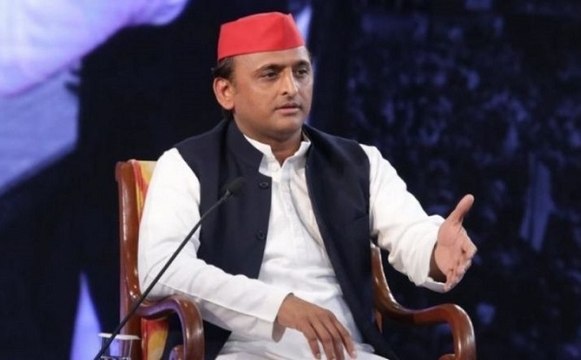 लखनऊ एयरपोर्ट पर अखिलेश यादव को रोका गया