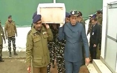 Pulwama Attack: शहीद जवानों के पार्थिव शरीर को कंधा दे रहे हैं गृह मंत्री राजनाथ सिंह