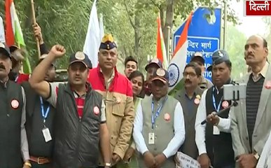 Delhi: शहीद जवानों के हक के लिए पूर्व सैनिक उतरे प्रदर्शन के लिए