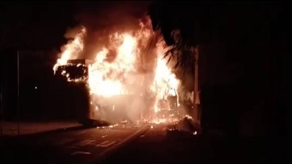 कन्नौज में बस-ट्रक में भिड़ंत के बाद लगी आग, कई लोगों के जिंदा जलने की आशंका, देखें दिल को दहलाने वाला Video