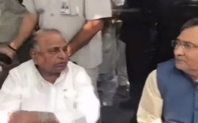 साथ दिखे अखिलेश यादव और मुलायम सिंह यादव