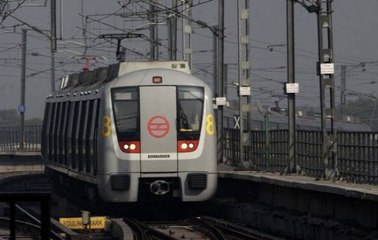 सरकार और केजरीवाल की तनातनी के बीच मेट्रो रेल किराया बढ़ा