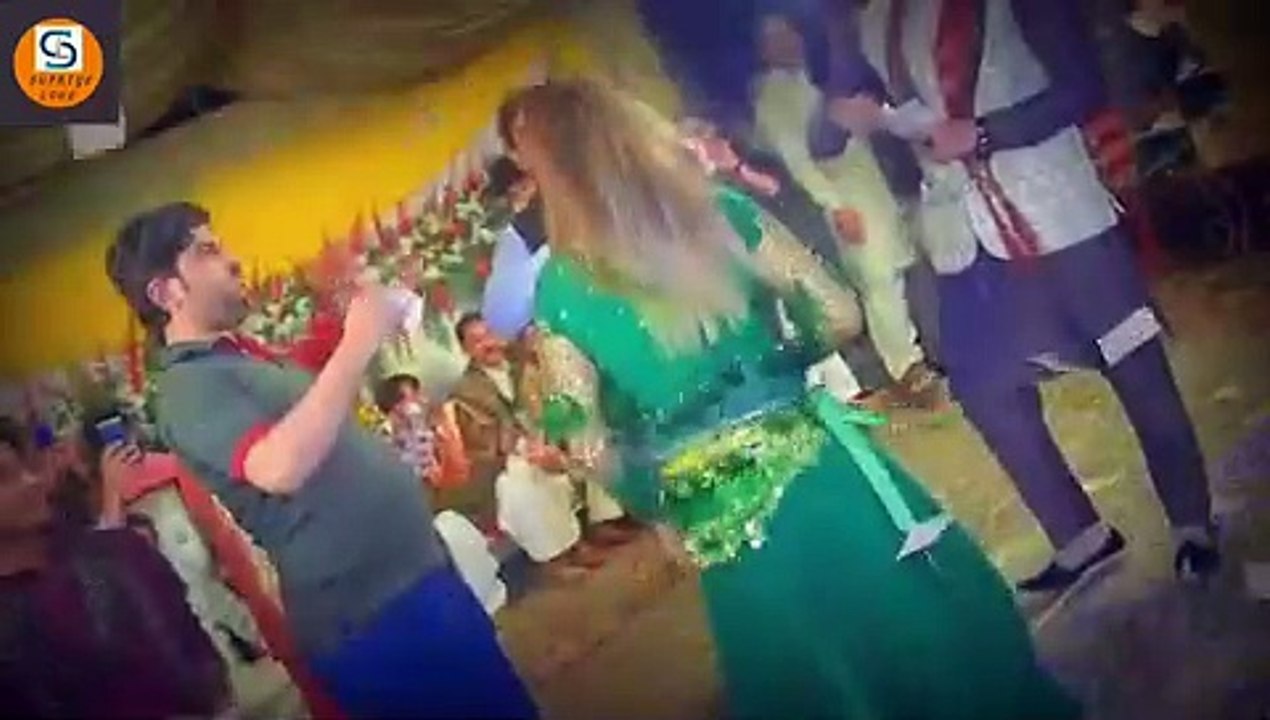 पाकिस्तान के इस किन्नर की एक मुस्कान के लिए पूरा पाकिस्तान मरता हैं,वीडियो हुआ वायरल