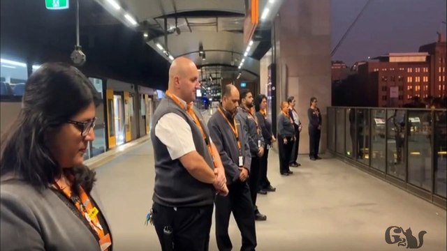 #StandAtDawn ANZAC DAY 2020: Sydney Train Staff Hold Anzac Day Dawn Service at Sydney Harbour Amid COVID-19 Pandemic