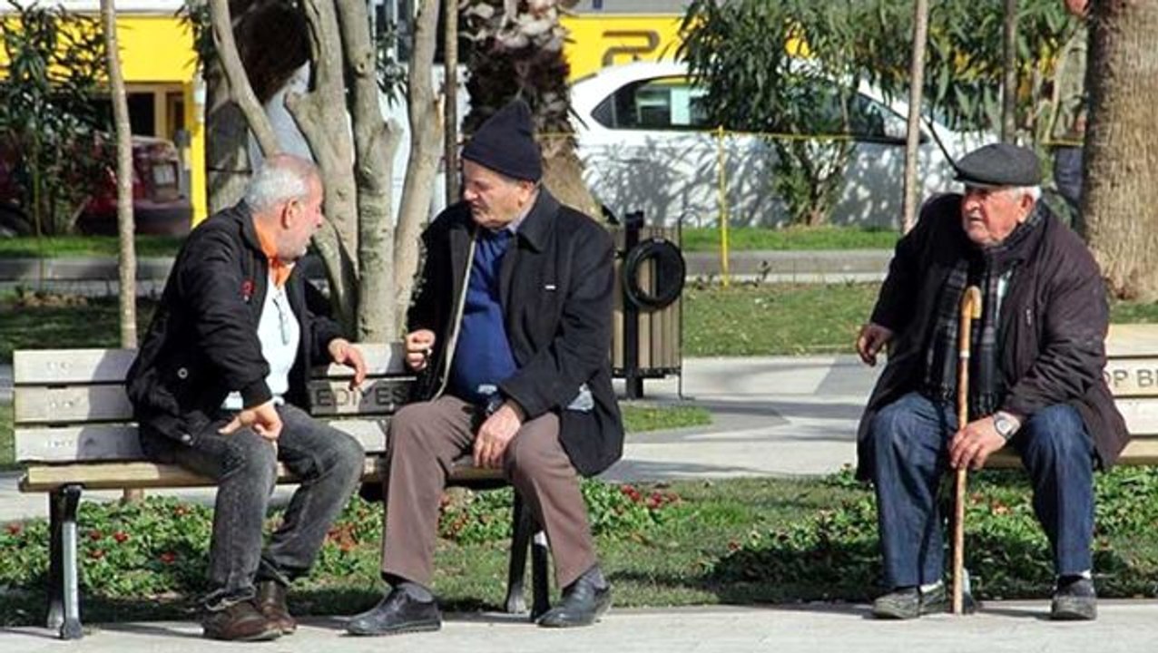 Hükümet bazı kararları gözden geçiriyor! 65 yaş üstüne hafta sonu sokağa çıkma izni gelebilir