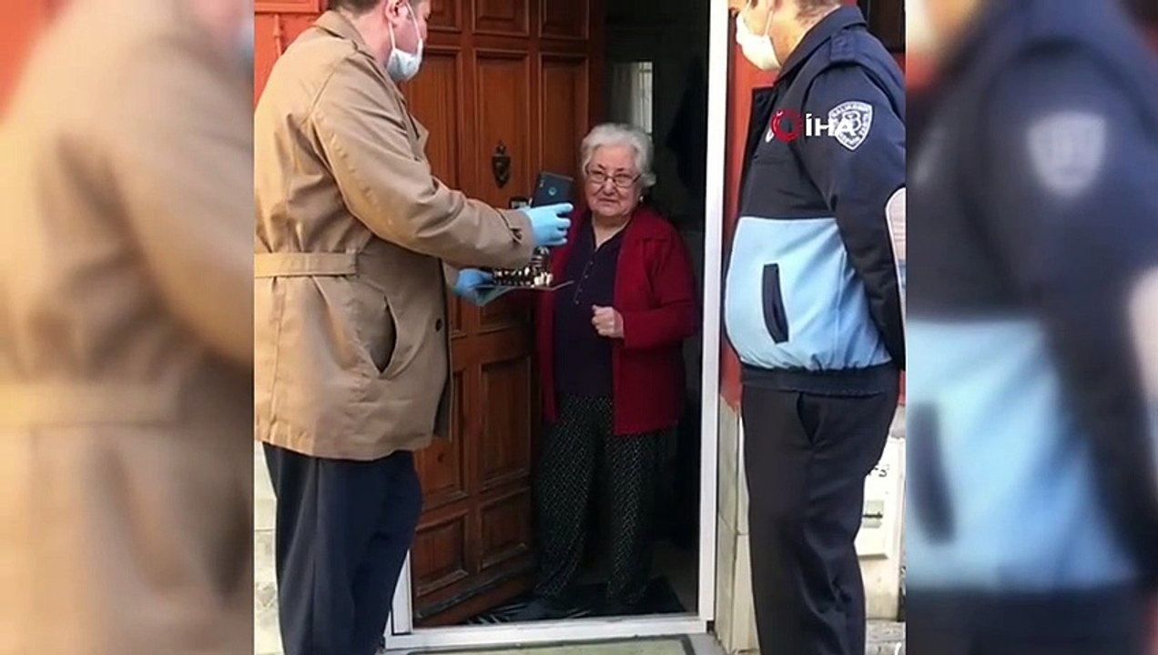 78 yaşındaki Aysel Nine, doğum günü pastasını kapıda görünce gözyaşlarını tutamadı