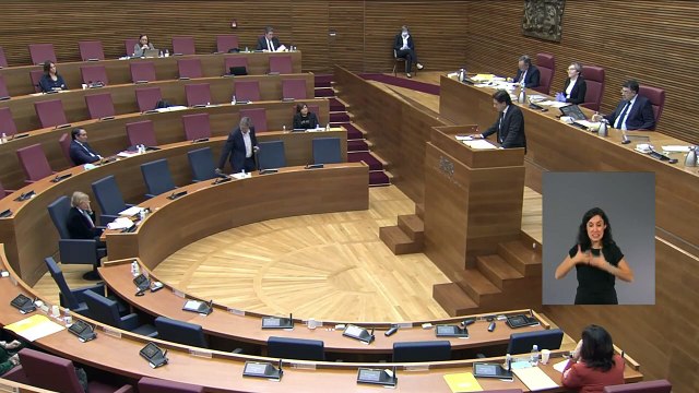 El diputado José Juan Zaplana (PP) lee en las Cortes Valencianas la misiva de una doctora que destapa la ineptitud de políticos como Ximo Puig