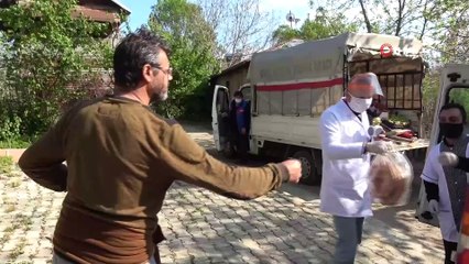 Karaoke mikrofonu ile pide sattı, herkesin ilgi odağı oldu