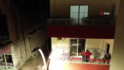 Drone'u görüp içeri kaçan çocuklar, Türk bayrağı ile geri döndü