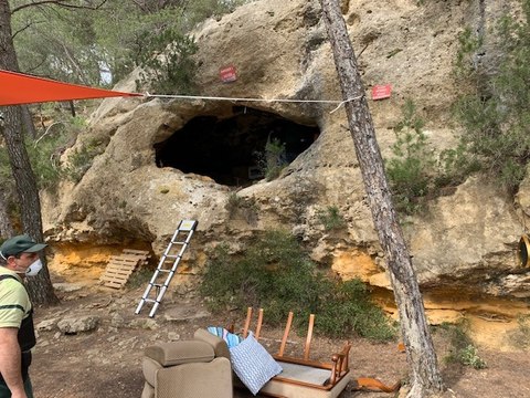 La gendarmerie découvre 2 campeurs confinés dans une grotte emménagée