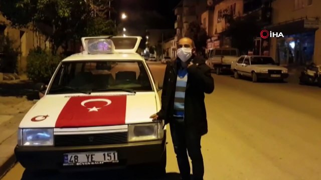 Ekmek satışını şarkı ve mani söyleyerek yaptı, ekmek alanlarla sokak ortasında göbek attı