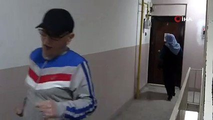 Sokağa çıkamayan 65 yaş üstü vatandaşlar apartmanda spor yapıyor