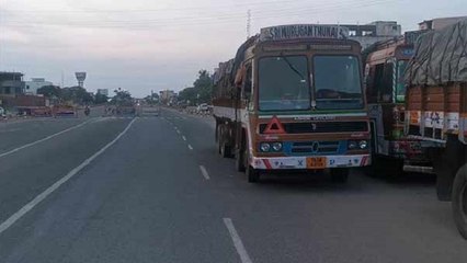 ரோட்டோரம் 11 லாரி..  ரூ. 1 கோடி பீர் பாட்டில்கள்.. உயிருக்கு பாதுகாப்பு கேட்கும்  ஓட்டுநர்கள்..!