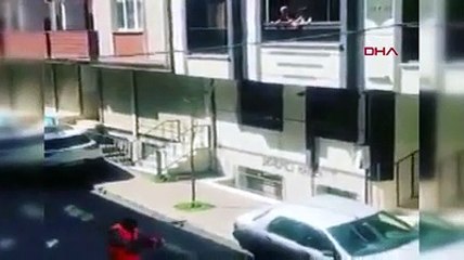 Evlerden çalan müziğe dansıyla eşlik etti, mahalleyi coşturdu