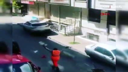 Temizlik görevlisi mahalleliye dans ile eşlik edince renkli görüntüler oluştu