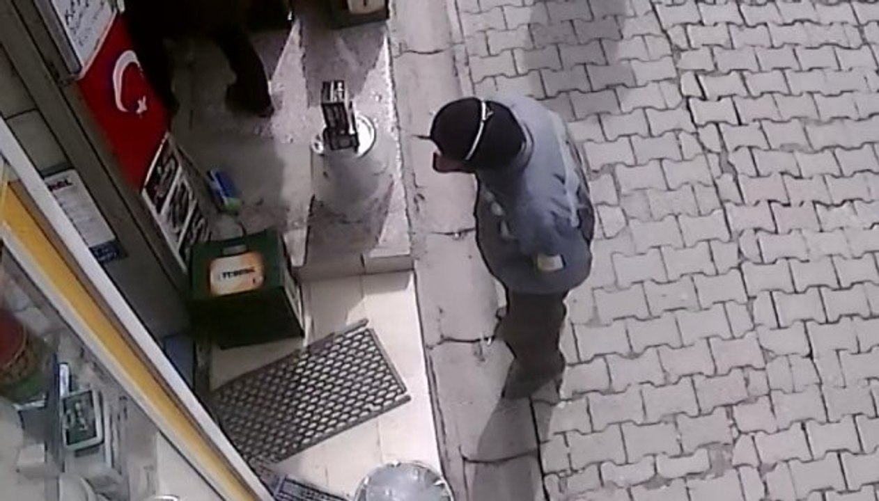 Herkesin gitmesini bekledikten sonra Türk bayrağını öpen şahsın görüntüleri büyük ilgi gördü