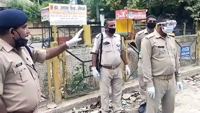 सैफई की सड़कों पर भटक रहें 70 कोरोना मरीजों को समझाने पहुंचे क्षेत्रीय अधिकारी