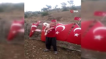 Yörük çocuğu kucağında kuzusu, elinde bayrağı ile "Astsubay olacağım, vatan toprağını koruyacağım"