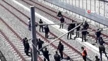 Bakırköy-Yenimahalle arasında bir şahıs çantamda bomba var diyerek tren raylarına oturdu