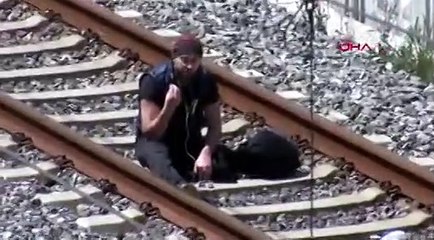 Bakırköy'de hareketlilik ! ''Çantamda bomba var'' deyip raylara oturdu