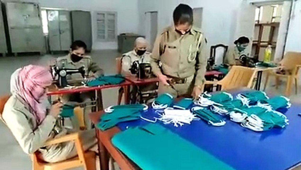 कोरोना से बचने के लिए महिला पुलिसकर्मी बना रही मास्क