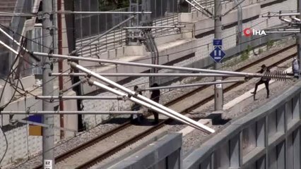 "Çantamda bomba var" diyerek tren raylarına oturdu