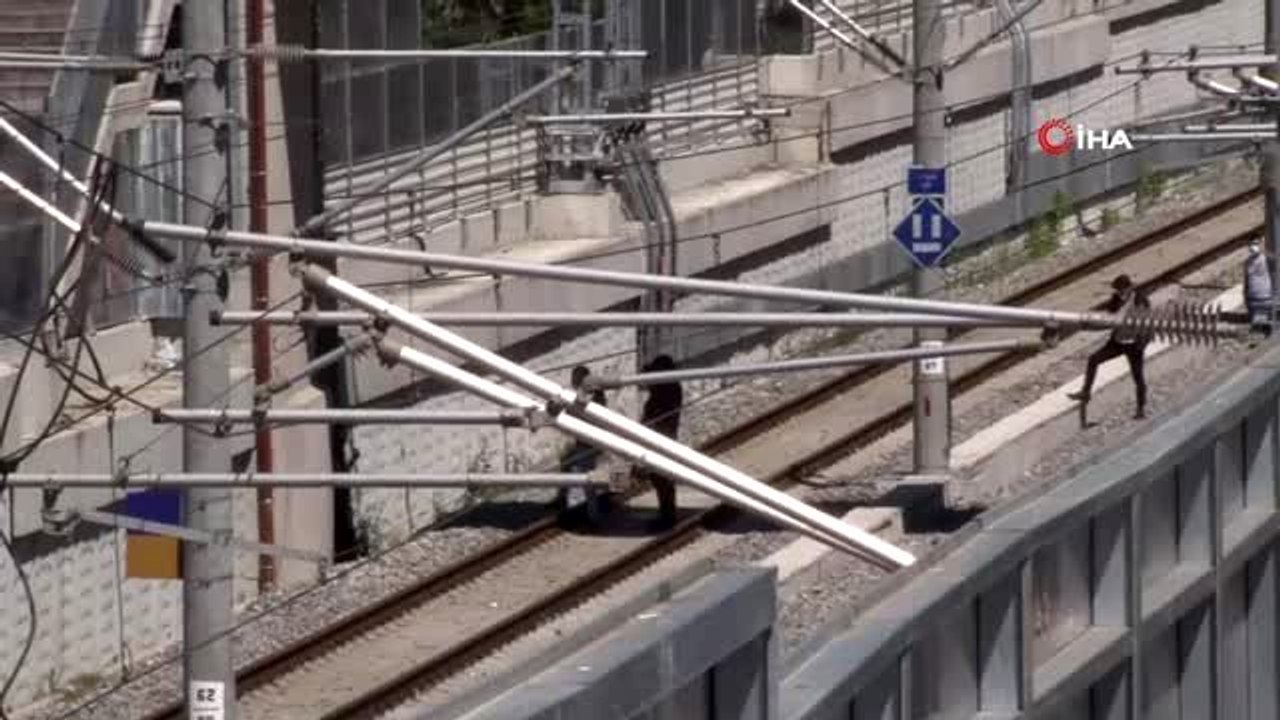 "Çantamda bomba var" diyerek tren raylarına oturdu