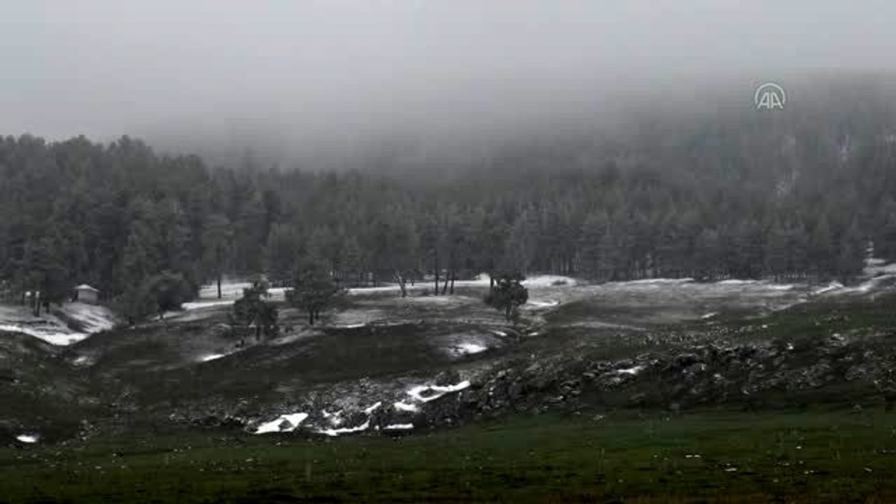 Nisanda yağan kar güzel manzaralar oluşturdu