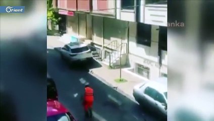 عامل نظافة تركي يشعل مواقع التواصل بطريقة رقصه وغنائه أثناء عمله