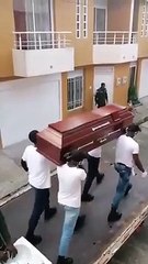 La police opte pour une nouvelle méthode pour sensibiliser la population à respecter le confinement : danser avec un cercueil dans la rue.