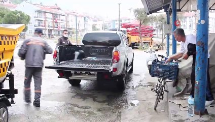 Aftan çıkıp sokakta yaşayan vatandaşa yardım gecikmedi