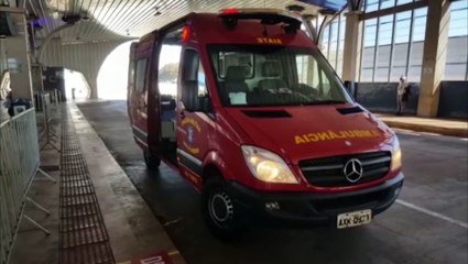 Mulher é socorrida pelo Siate após sofrer queda no interior do Terminal Leste