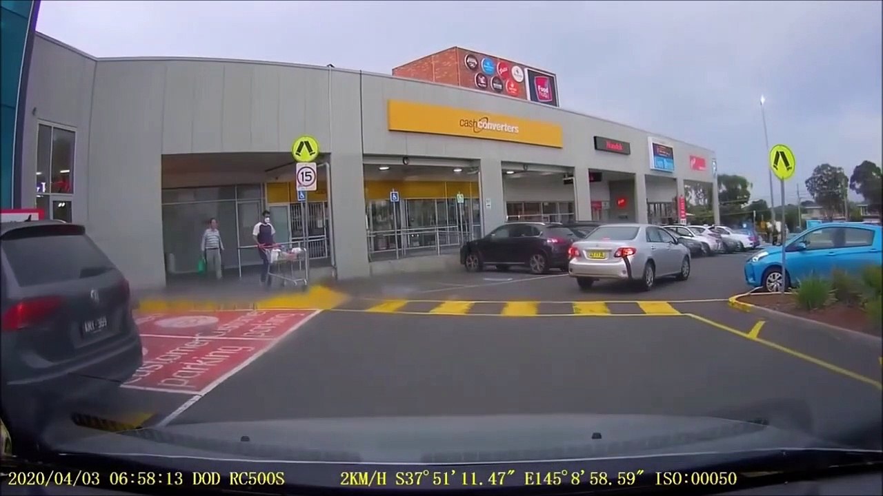 Son ticket de caisse s'envole puis revient dans le chariot comme par magie