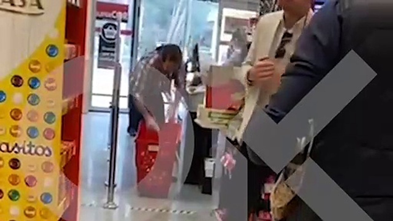 El vicepresidente Iglesias hace la compra sin las mascarilla y los guantes de látex que aconseja su Gobierno