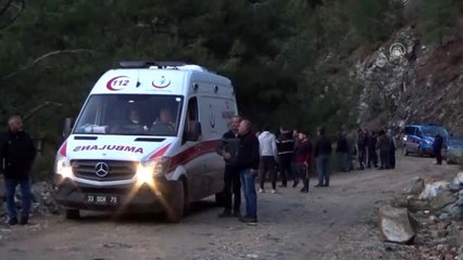 Kamyonet uçuruma devrildi: 1'i çocuk 3 ölü