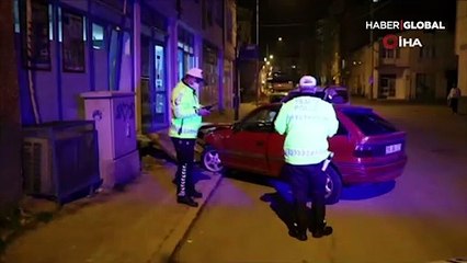 Otomobil markete daldı! O anlar kamerada