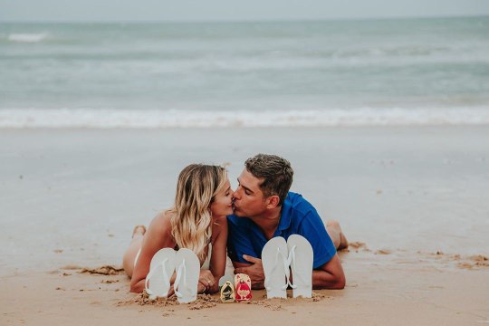 Διανύει τον έκτο μήνα της εγκυμοσύνης της και δείχνει τη φουσκωμένη κοιλίτσα της!