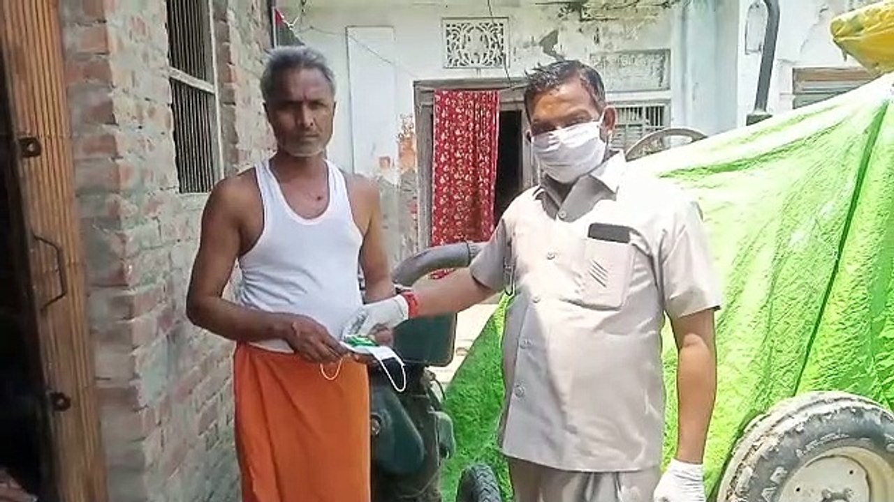 कोरोना महामारी से बचाव संबंध में पूर्व प्रधान प्रतिनिधि ने लोगो को किया जागरूक