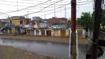 कैराना: तेज हवाओं के साथ बारिश शुरू, किसानो के चेहरे पर छाई मायूसी।