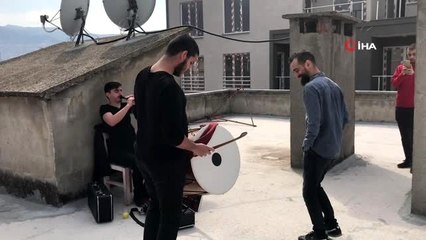 Bursa'da karantina altındaki kuzenler iftarı 'davullu-zurnalı' bekledi