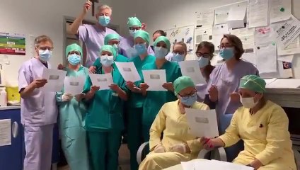 İtalya'da sağlık çalışanları Nazi işgalinden kurtuluşu 'Ciao Bella' ile kutladı