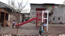 Sokağa çıkamayan çocukları için evinin bahçesinde park kurdu