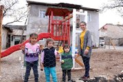 Sokağa çıkamayan çocukları için evinin bahçesine park kurdu